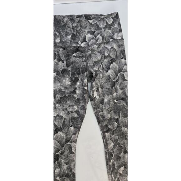 Athleta Elation Textured Tight in Chakra Floral Black Sea Salt, Size S Petite - Picture 3 of 7